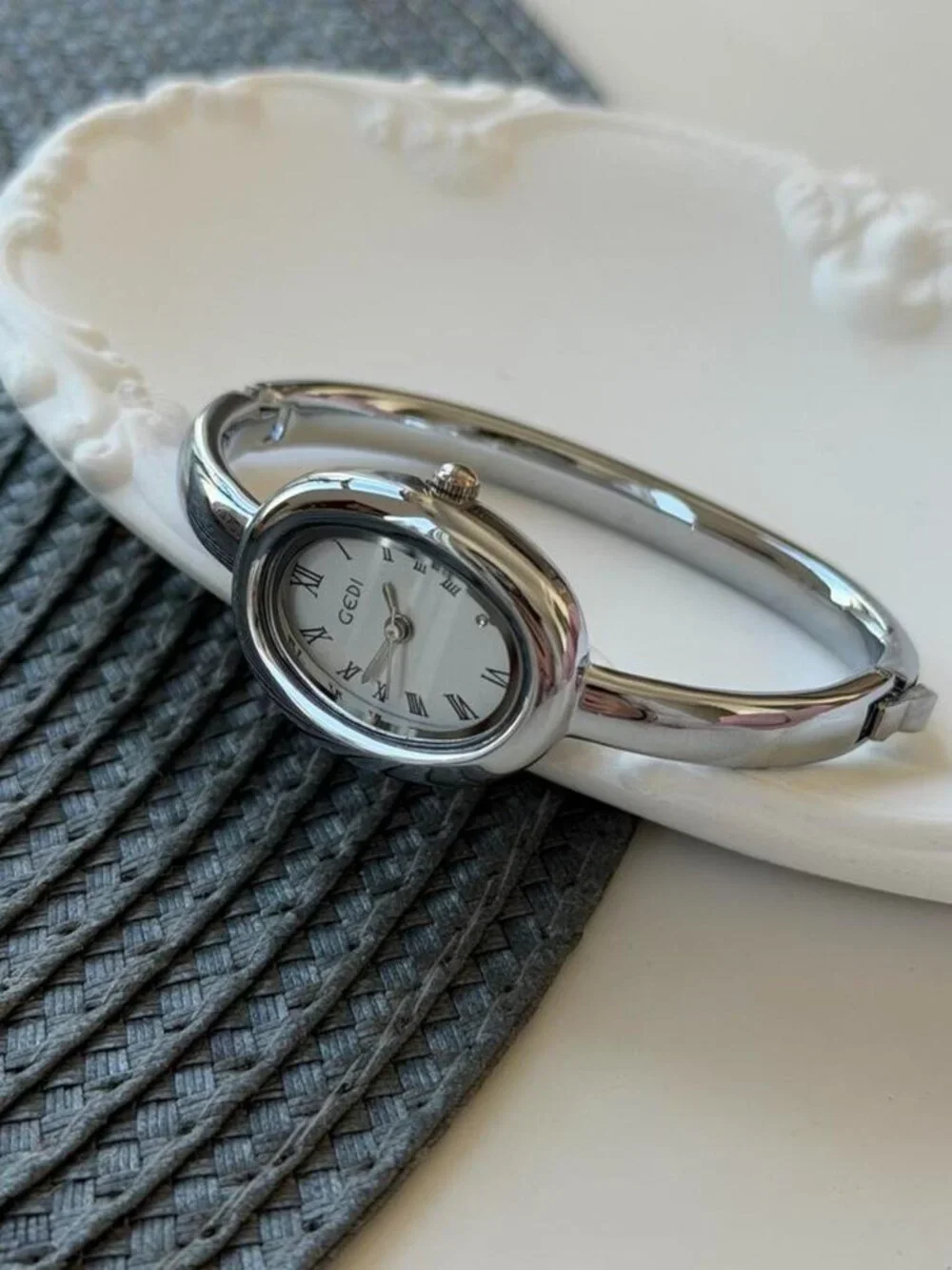 SKU0612 vintage vibe silver metal bracelet watch Stainless steel + gift bag